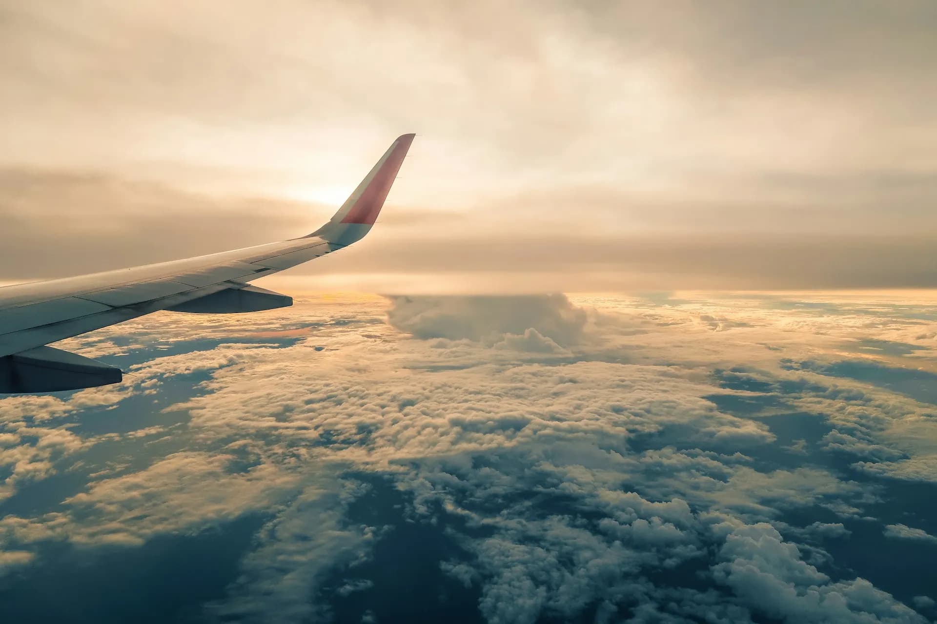 Airplane wing